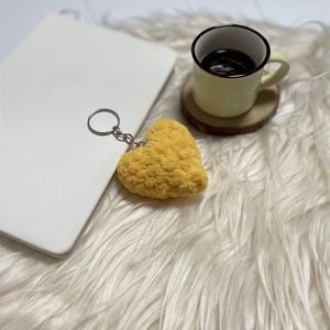 Breloc inimă galbenă croșetată  moale și veselă, realizată manual - genți și portofele - accesorii genți - breloc - Artynos.ro