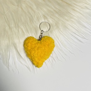 Breloc inimă galbenă croșetată  moale și veselă, realizată manual - genți și portofele - accesorii genți - breloc - Artynos.ro