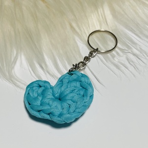 Breloc inimioara crosetata din bumbac  accesoriu handmade albastru-turcoaz cu detaliu metalic, Geanta si husa, Accesorii genti, Breloc, Crosetat, ARTYNOS