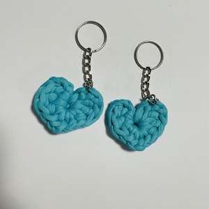 Breloc inimioară croșetată din bumbac  accesoriu handmade albastru-turcoaz cu detaliu metalic - genți și portofele - accesorii genți - breloc - Artynos.ro