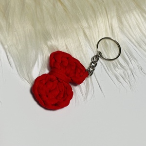 Breloc fundita crosetata din bumbac  accesoriu handmade rosu cu detaliu metalic, Geanta si husa, Accesorii genti, Breloc, Crosetat, ARTYNOS