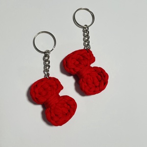 Breloc fundiță croșetată din bumbac  accesoriu handmade roșu cu detaliu metalic - genți și portofele - accesorii genți - breloc - Artynos.ro Breloc fundiță croșetată din bumbac  accesoriu handmade roșu cu detaliu metalic - genți și portofele - accesorii genți - breloc - Artynos.ro