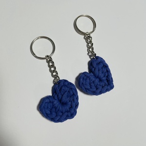 Breloc inimioara crosetata din bumbac  accesoriu handmade mov cu detaliu metalic, Geanta si husa, Accesorii genti, Breloc, Crosetat, ARTYNOS