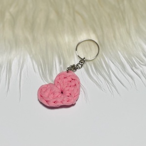 Breloc inima crosetata din bumbac  accesoriu handmade roz cu detaliu metalic, Geanta si husa, Accesorii genti, Breloc, , ARTYNOS