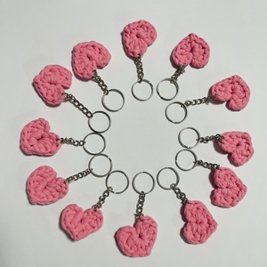 Breloc inimă croșetată din bumbac  accesoriu handmade roz cu detaliu metalic - genți și portofele - accesorii genți - breloc - Artynos.ro