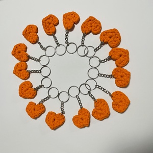Breloc inimă croșetată din bumbac  accesoriu handmade portocaliu cu detaliu metalic - genți și portofele - accesorii genți - breloc - Artynos.ro Breloc inimă croșetată din bumbac  accesoriu handmade portocaliu cu detaliu metalic - genți și portofele - accesorii genți - breloc - Artynos.ro