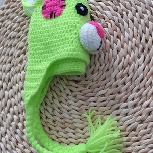 Căciuliță croșetată pentru bebeluși  model ursuleț verde neon cu petic roz, 03 luni - îmbrăcăminte și modă - eșarfe, pălării, fularuri - căciulă - Artynos.ro