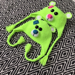 Căciuliță croșetată pentru bebeluși  model ursuleț verde neon cu petic roz, 03 luni - îmbrăcăminte și modă - eșarfe, pălării, fularuri - căciulă - Artynos.ro