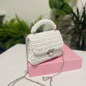 Poșetă croșetată manual  alb pur și elegant  - genți și portofele - genți de mână și umăr - geantă casual - Artynos.ro