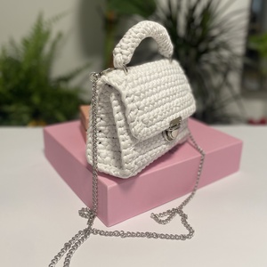 Poșetă croșetată manual  alb pur și elegant  - genți și portofele - genți de mână și umăr - geantă casual - Artynos.ro