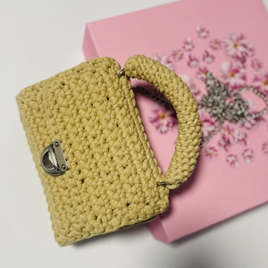 Poșetă croșetată manual din fir de bumbac  beige - genți și portofele - genți de mână și umăr - geantă casual - Artynos.ro