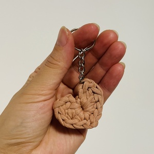 Breloc inimioara crosetata  culoare teracota - Artynos.ro