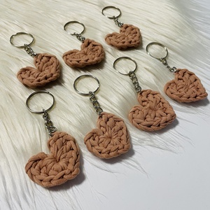 Breloc inimioară croșetată � culoare teracotă - genți și portofele - accesorii genți - breloc - Artynos.ro