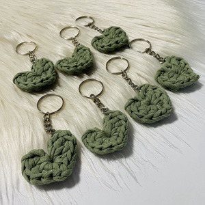 Breloc inimioară croșetată  culoare verde salvie - genți și portofele - accesorii genți - breloc - Artynos.ro