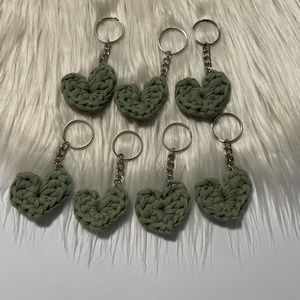 Breloc inimioară croșetată  culoare verde salvie - genți și portofele - accesorii genți - breloc - Artynos.ro