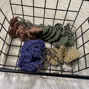 Breloc inimioară croșetată  culoare verde salvie - genți și portofele - accesorii genți - breloc - Artynos.ro