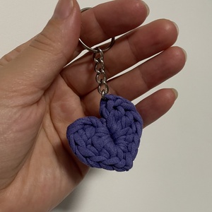 Breloc inimioara crosetata  culoare mov - Artynos.ro