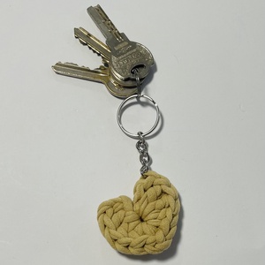 Breloc inimioara crosetata  culoare bej - Artynos.ro