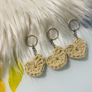 Breloc inimioară croșetată � culoare bej - genți și portofele - accesorii genți - breloc - Artynos.ro