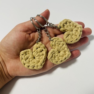 Breloc inimioară croșetată � culoare bej - genți și portofele - accesorii genți - breloc - Artynos.ro