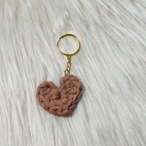 Breloc inimioara crosetata  culoare teracota cu accesoriu auriu - Artynos.ro