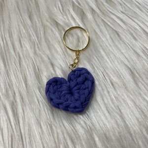 Breloc inimioara crosetata  culoare mov cu accesoriu auriu - Artynos.ro