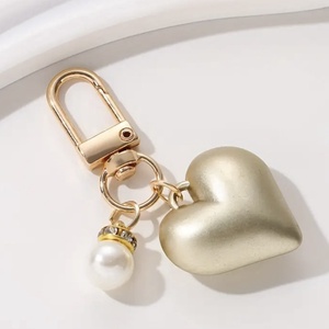    Breloc Inimă Aurie  Accesoriu Elegant pentru Poșete Croșetate  - genți și portofele - accesorii genți - breloc - Artynos.ro