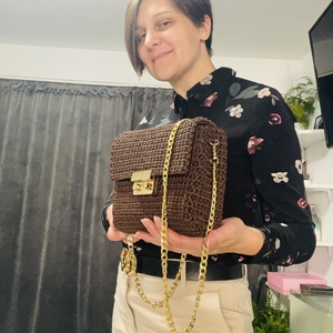 Poșetă croșetată elegantă  maro cu accesorii aurii - genți și portofele - genți de mână și umăr - geantă crossbody - Artynos.ro