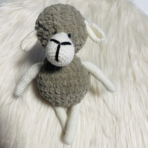 Jucărie ctoșetată oiță - jucării și echipamente pentru copii - daruri de botez - Artynos.ro