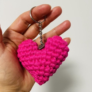 Breloc croșetat inimioară - genți și portofele - accesorii genți - breloc - Artynos.ro