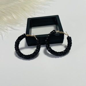 Cercei tip cerc cu pietricele negre � eleganță modernă - accesorii nuntă - bijuterii mireasă - cercei mireasă - Artynos.ro