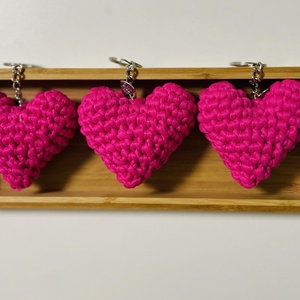 Breloc croșetat inimioară - genți și portofele - accesorii genți - breloc - Artynos.ro