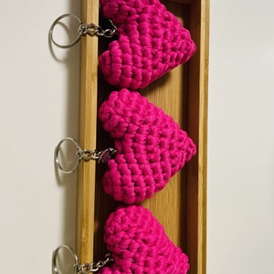 Breloc croșetat inimioară - genți și portofele - accesorii genți - breloc - Artynos.ro