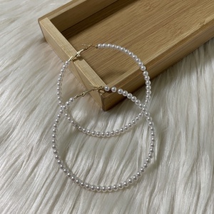 Cercei rotunzi cu perle - Artynos.ro