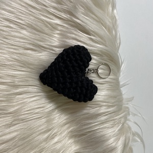 Breloc inimioara crosetat - Artynos.ro