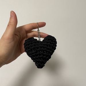 Breloc inimioara croșetat - genți și portofele - accesorii genți - breloc - Artynos.ro