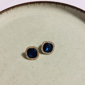 Cercei eleganți strălucitori � albastru închis - accesorii nuntă - bijuterii mireasă - cercei mireasă - Artynos.ro