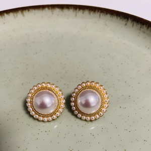 Cercei eleganți în stil vintage � cu perle și detalii aurii  - accesorii nuntă - bijuterii mireasă - cercei mireasă - Artynos.ro