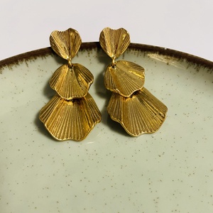 Cercei lungi cu frunzulite ondulate aurii, Accesorii nunta, Bijuterii mireasa, Cercei mireasa, , ARTYNOS