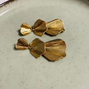 Cercei lungi cu frunzulițe ondulate aurii - accesorii nuntă - bijuterii mireasă - cercei mireasă - Artynos.ro