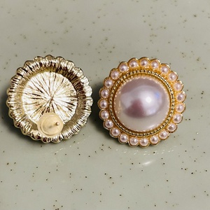 Cercei eleganți în stil vintage � cu perle și detalii aurii  - accesorii nuntă - bijuterii mireasă - cercei mireasă - Artynos.ro