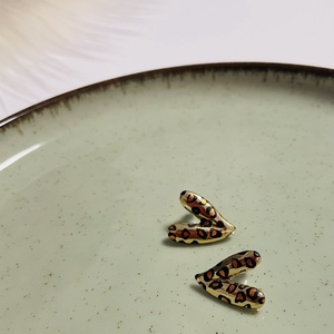 Cercei inimioară animal print auriu � stil îndrăzneț și modern  - accesorii nuntă - bijuterii mireasă - cercei mireasă - Artynos.ro