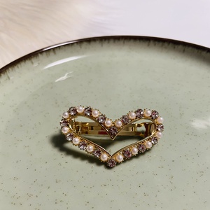 Agrafă elegantă pentru păr � Inimă cu pietre strălucitoare și mărgele - îmbrăcăminte și modă - accesorii păr - bandă de păr și agrafe păr - Artynos.ro