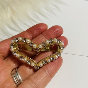 Agrafă elegantă pentru păr � Inimă cu pietre strălucitoare și mărgele - îmbrăcăminte și modă - accesorii păr - bandă de păr și agrafe păr - Artynos.ro