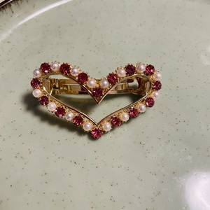 Agrafă elegantă pentru păr � Inimă cu pietre strălucitoare și mărgele - îmbrăcăminte și modă - accesorii păr - bandă de păr și agrafe păr - Artynos.ro