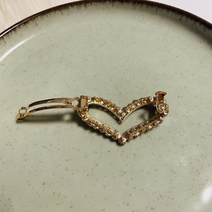 Agrafă elegantă pentru păr � Inimă cu pietre strălucitoare și mărgele - îmbrăcăminte și modă - accesorii păr - bandă de păr și agrafe păr - Artynos.ro