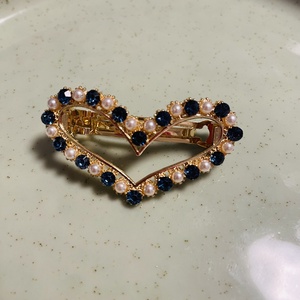 Agrafă elegantă pentru păr � Inimă cu pietre strălucitoare și mărgele - îmbrăcăminte și modă - accesorii păr - bandă de păr și agrafe păr - Artynos.ro