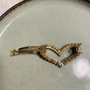Agrafă elegantă pentru păr � Inimă cu pietre strălucitoare și mărgele - îmbrăcăminte și modă - accesorii păr - bandă de păr și agrafe păr - Artynos.ro