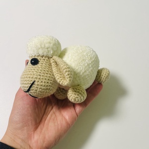 Oiță croșetată jucărie decor jucărie copii - jucării și echipamente pentru copii - jocuri de mișcare - Artynos.ro