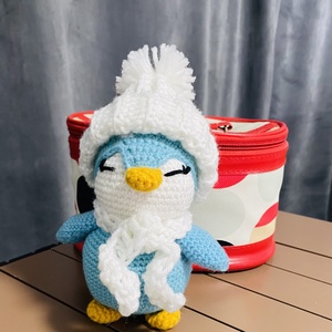Pinguin crosetat handmade � mic, adorabil si plin de personalitate - Artynos.ro